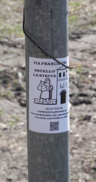 Segnaletica varia sulla sterrata verso Burolo (32715 bytes)